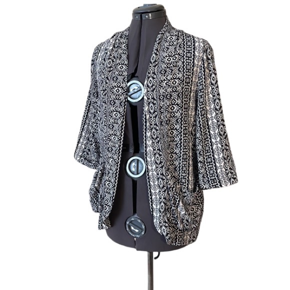 2/$25 Forever 21 Black and White Print Kimono Style Blazer Size Large - Picture 1 of 14